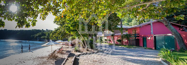 Pé na Areia da Praia dos Ossos e Seis Suítes