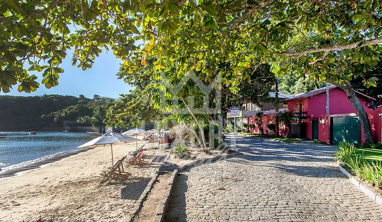 Pé na Areia da Praia dos Ossos e Seis Suítes