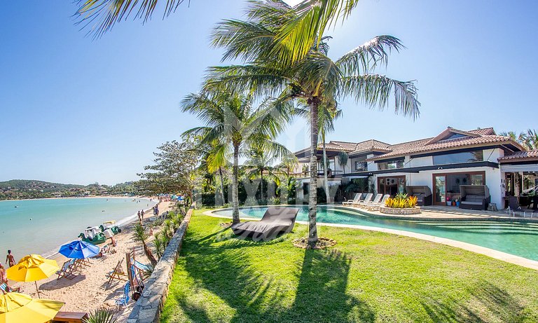 Mansão Exuberante, Pé na Areia da Ferradura, com Nove Suítes