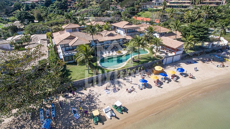 Mansão Exuberante, Pé na Areia da Ferradura, com Nove Suítes