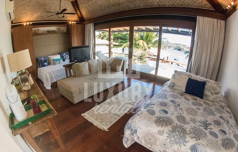 Mansão Exuberante, Pé na Areia da Ferradura, com Nove Suítes
