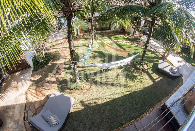 Mansão Exuberante, Pé na Areia da Ferradura, com Nove Suítes