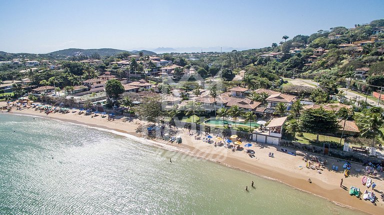 Mansão Exuberante, Pé na Areia da Ferradura, com Nove Suítes