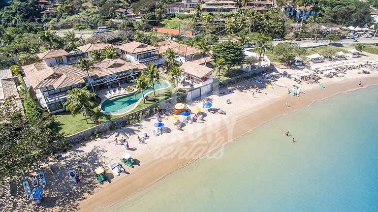 Mansão Exuberante, Pé na Areia da Ferradura, com Nove Suítes