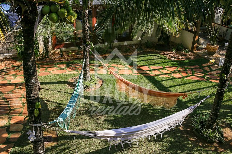 Mansão Exuberante, Pé na Areia da Ferradura, com Nove Suítes