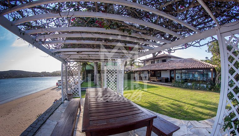 Mansão à beira-mar na Praia da Ferradura