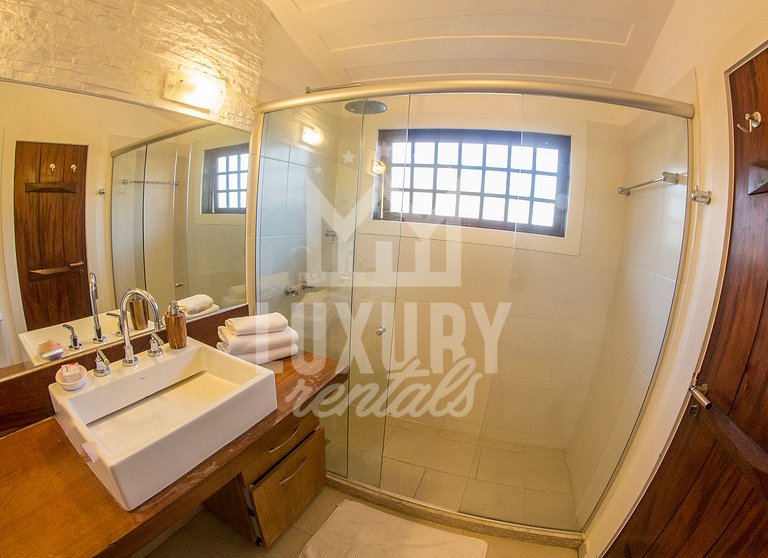 Mansão à beira-mar na Praia da Ferradura