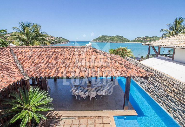 Casa com Cinco Quartos, Pé na Areia da Praia Ferradura Por L