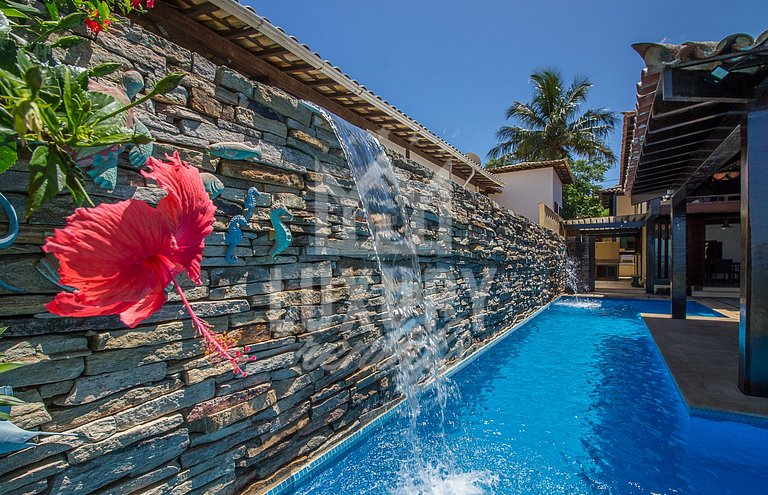 Casa com Cinco Quartos, Pé na Areia da Praia Ferradura Por L
