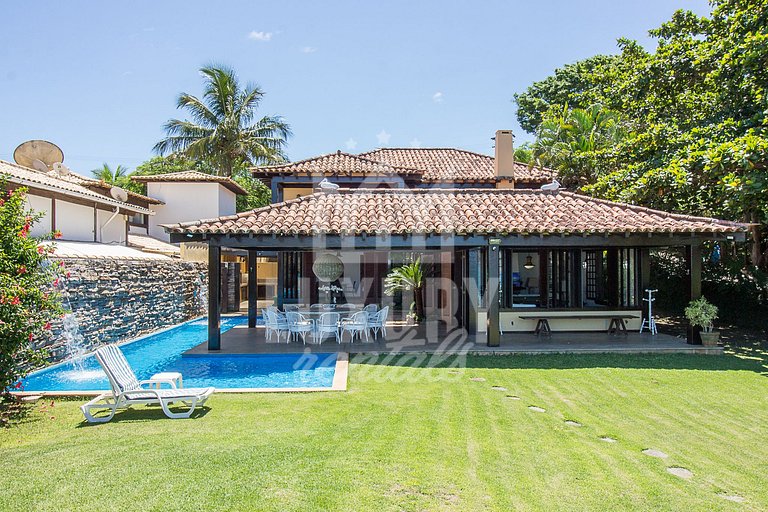 Casa com Cinco Quartos, Pé na Areia da Praia Ferradura Por L