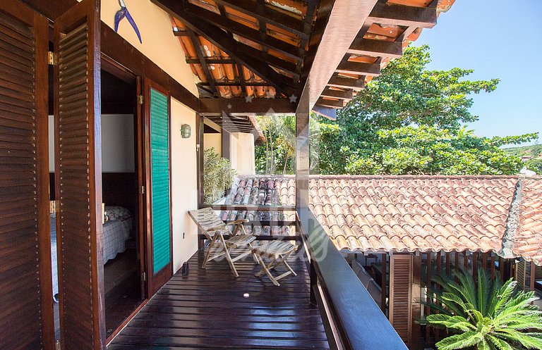 Casa com Cinco Quartos, Pé na Areia da Praia Ferradura Por L