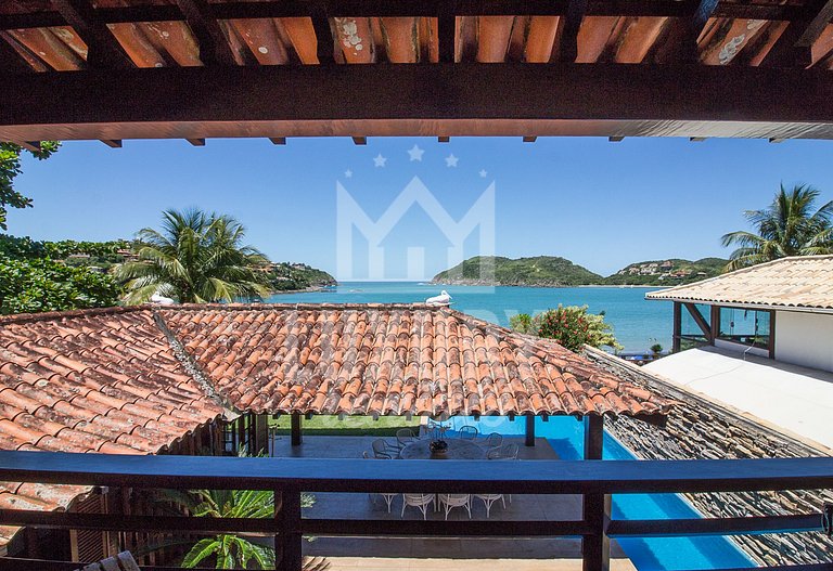 Casa com Cinco Quartos, Pé na Areia da Praia Ferradura Por L