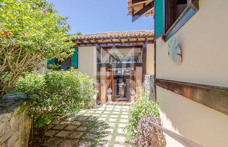 Casa com Cinco Quartos, Pé na Areia da Praia Ferradura Por L