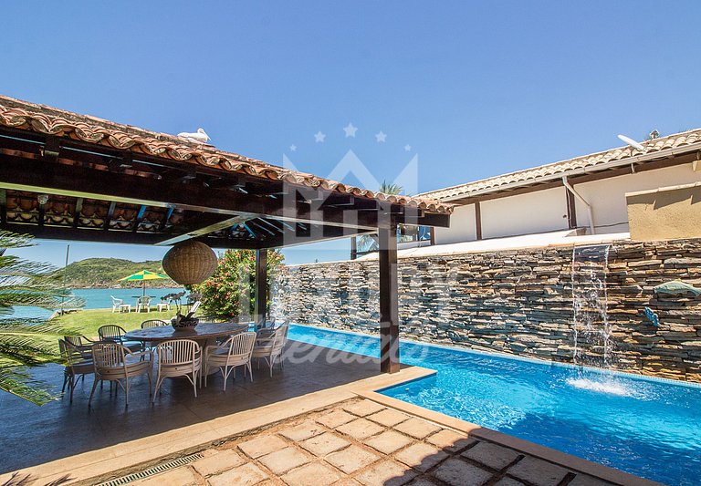 Casa com Cinco Quartos, Pé na Areia da Praia Ferradura Por L