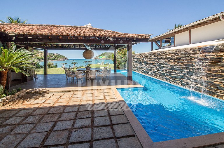 Casa com Cinco Quartos, Pé na Areia da Praia Ferradura Por L