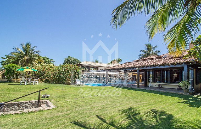 Casa com Cinco Quartos, Pé na Areia da Praia Ferradura Por L
