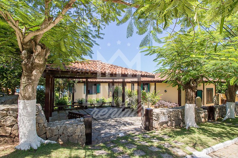 Casa com Cinco Quartos, Pé na Areia da Praia Ferradura Por L