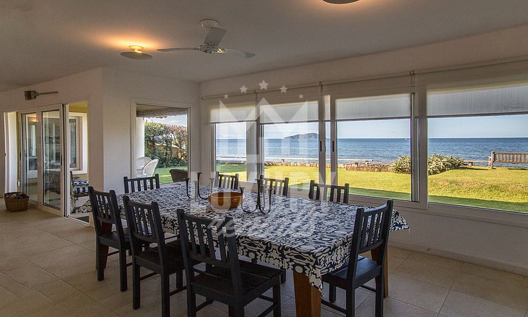 Casa Maravilhosa com Cinco Suítes, Pé na Areia da Praia de M