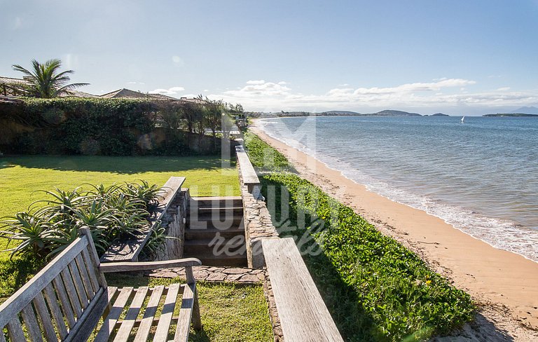 Casa Maravilhosa com Cinco Suítes, Pé na Areia da Praia de M