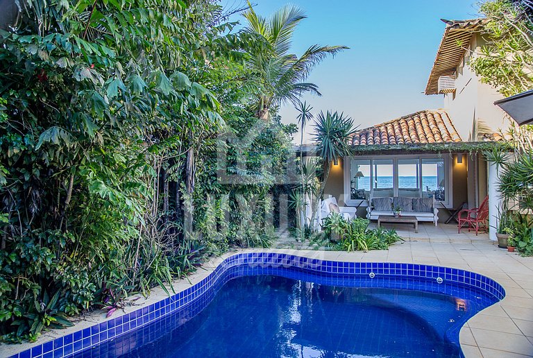 Casa Maravilhosa com Cinco Suítes, Pé na Areia da Praia de M
