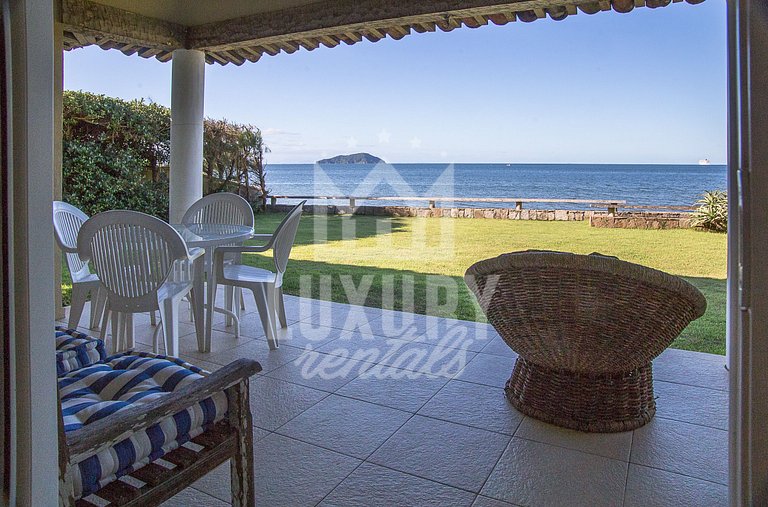 Casa Maravilhosa com Cinco Suítes, Pé na Areia da Praia de M
