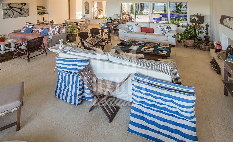 Casa Maravilhosa com Cinco Suítes, Pé na Areia da Praia de M