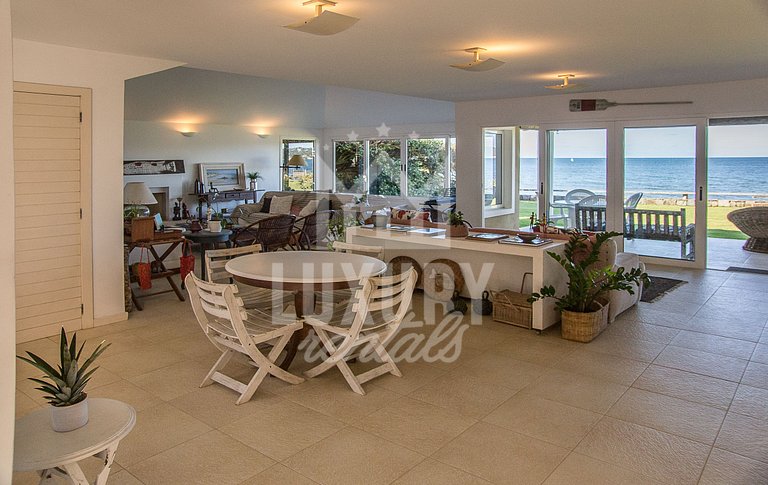 Casa Maravilhosa com Cinco Suítes, Pé na Areia da Praia de M