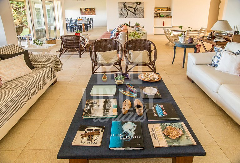Casa Maravilhosa com Cinco Suítes, Pé na Areia da Praia de M