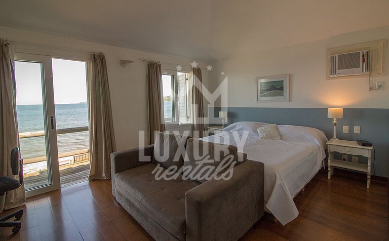 Casa Maravilhosa com Cinco Suítes, Pé na Areia da Praia de M