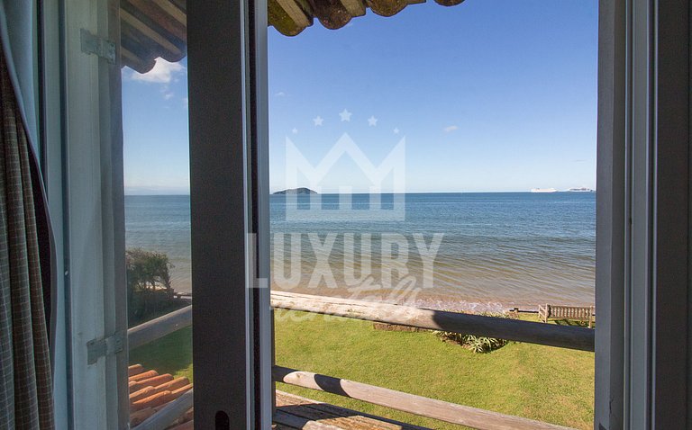 Casa Maravilhosa com Cinco Suítes, Pé na Areia da Praia de M