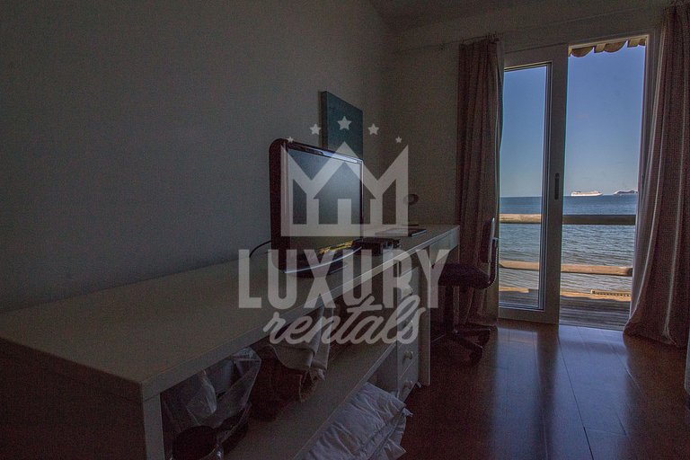 Casa Maravilhosa com Cinco Suítes, Pé na Areia da Praia de M