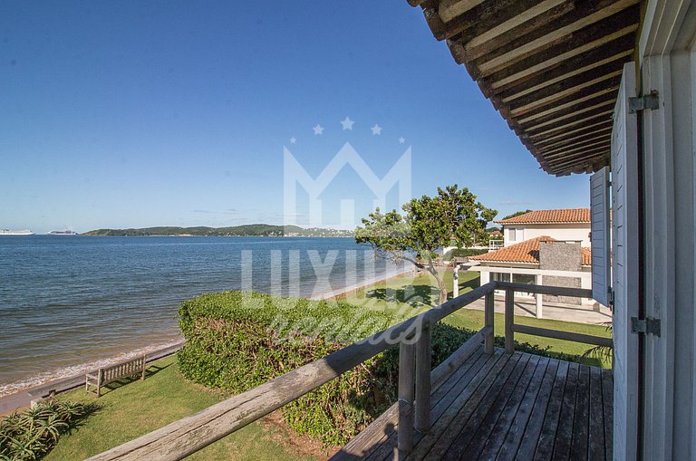 Casa Maravilhosa com Cinco Suítes, Pé na Areia da Praia de M