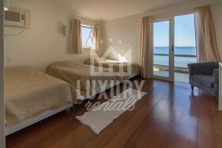 Casa Maravilhosa com Cinco Suítes, Pé na Areia da Praia de M