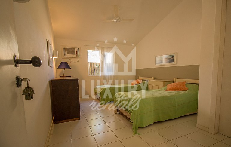 Casa Maravilhosa com Cinco Suítes, Pé na Areia da Praia de M