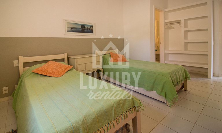 Casa Maravilhosa com Cinco Suítes, Pé na Areia da Praia de M