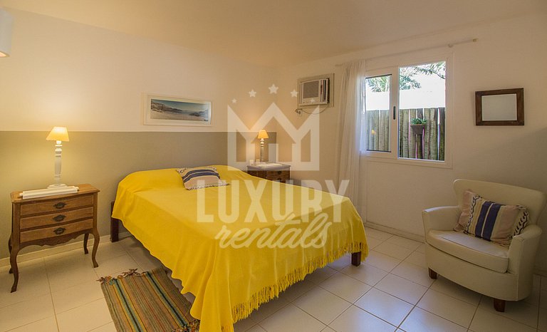 Casa Maravilhosa com Cinco Suítes, Pé na Areia da Praia de M