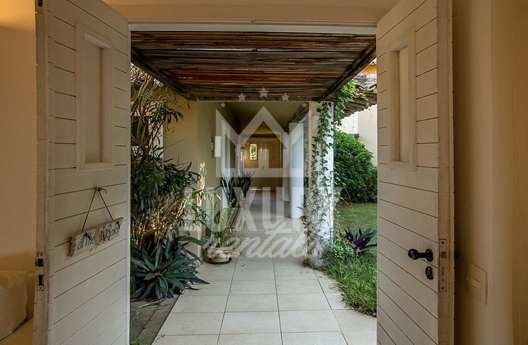 Casa Maravilhosa com Cinco Suítes, Pé na Areia da Praia de M