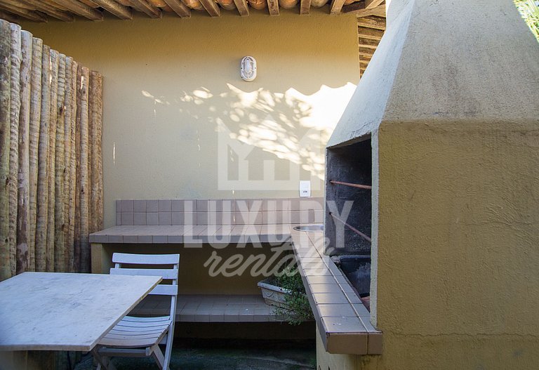 Casa Maravilhosa com Cinco Suítes, Pé na Areia da Praia de M