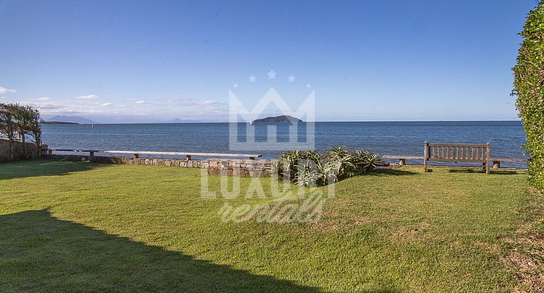 Casa Maravilhosa com Cinco Suítes, Pé na Areia da Praia de M