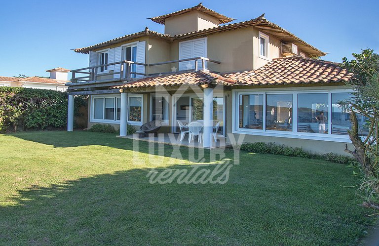 Casa Maravilhosa com Cinco Suítes, Pé na Areia da Praia de M