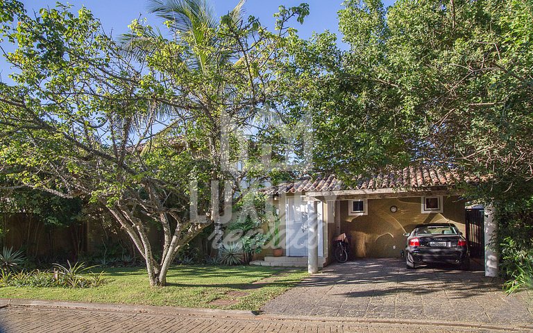 Casa Maravilhosa com Cinco Suítes, Pé na Areia da Praia de M