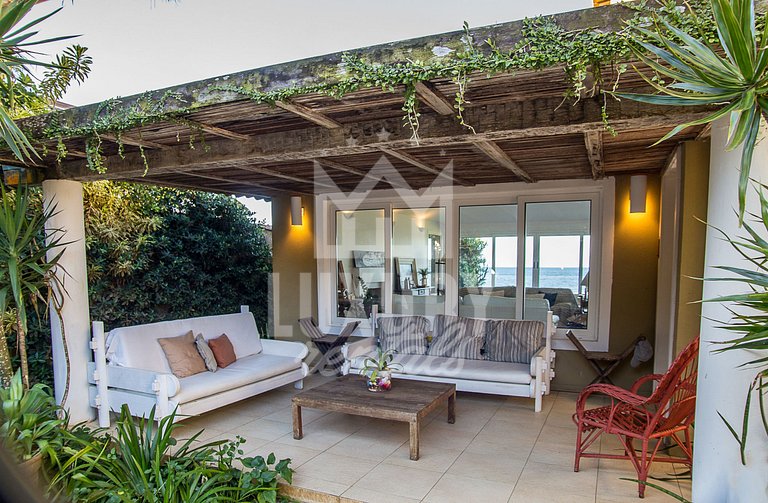 Casa Maravilhosa com Cinco Suítes, Pé na Areia da Praia de M