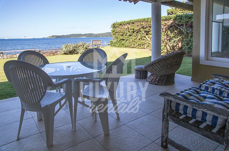 Casa Maravilhosa com Cinco Suítes, Pé na Areia da Praia de M