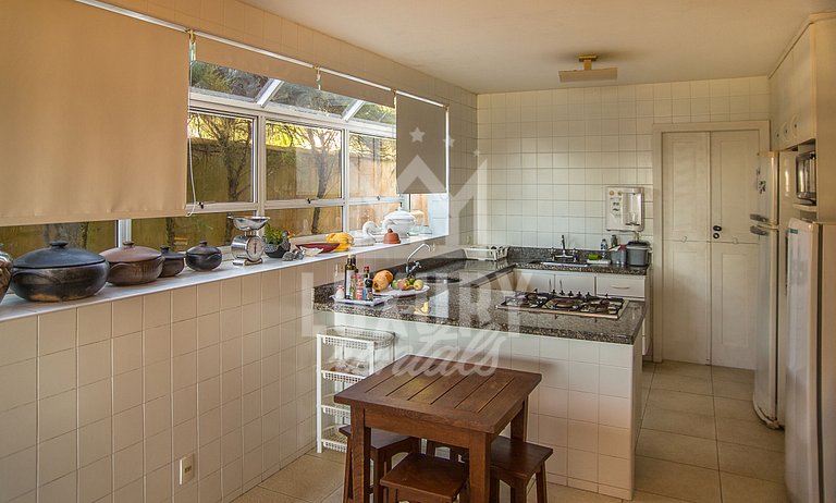 Casa Maravilhosa com Cinco Suítes, Pé na Areia da Praia de M