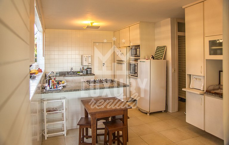 Casa Maravilhosa com Cinco Suítes, Pé na Areia da Praia de M