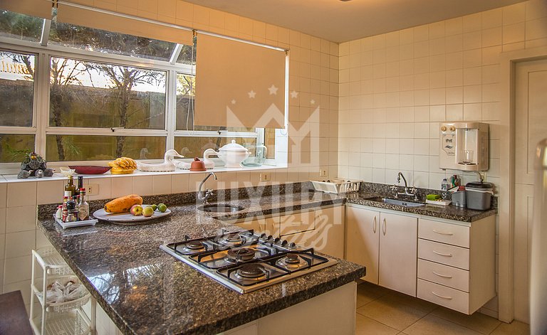 Casa Maravilhosa com Cinco Suítes, Pé na Areia da Praia de M