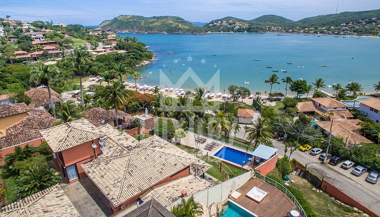 Mansão de Frente para à Praia da Ferradura com Sete Suítes P
