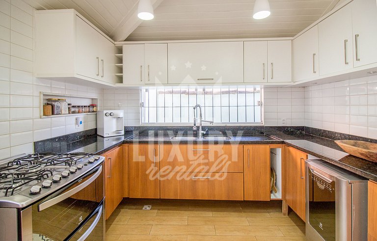 Casa com Vista Incrível quatro Suítes Prx a Geriba