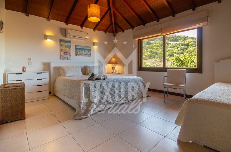 Linda Casa Em Condomínio com Quatro Suítes, Vistar Mar e Pró
