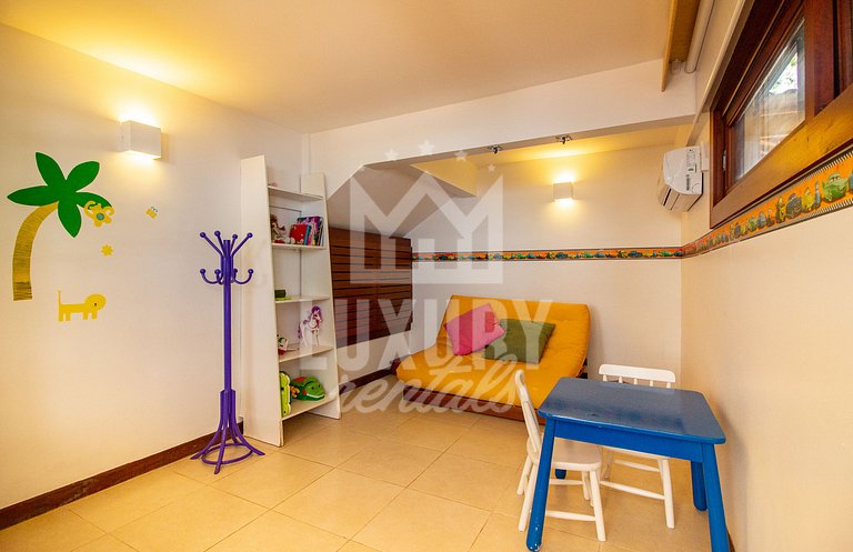 Linda Casa Em Condomínio com Quatro Suítes, Vistar Mar e Pró